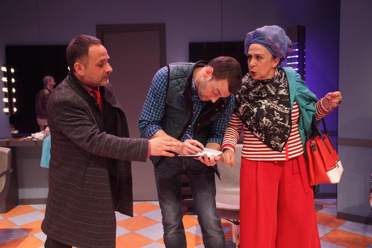 Escena de 'Por los Pelos', obra que está siendo representada en el Teatre Talia