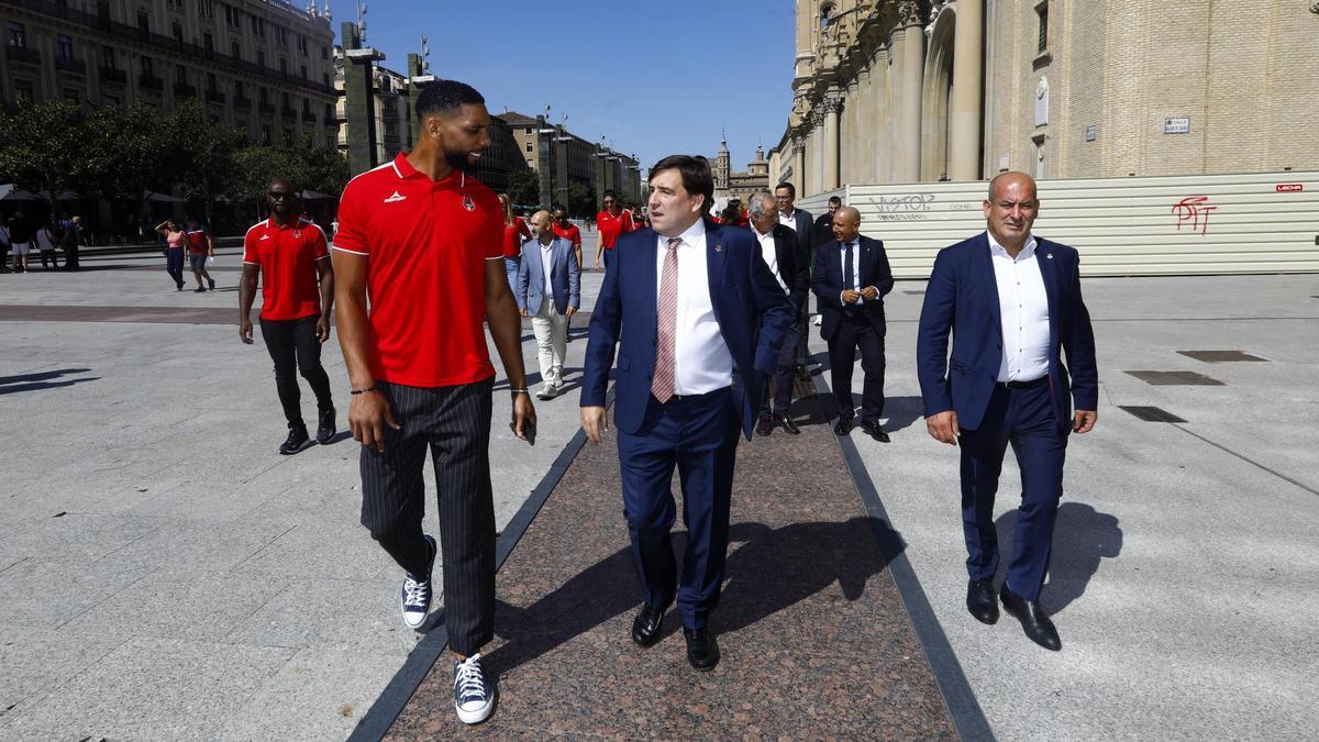 Reynaldo Benito dialoga con Okafor en la plaza del Pilar.