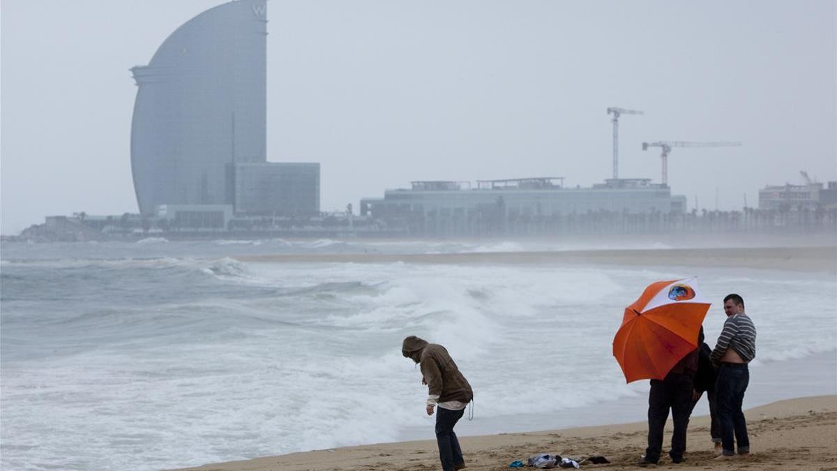 BARCELONA 22 03 2012 LEVE TEMPORAL DE LEVANTE Y MALA MAR EN LA PLAYA DE LA BARCELONETA BANISTAS EN LA PLAYA FOTO FERRAN NADEU