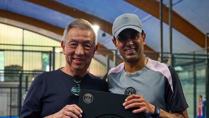 Peter Lim reaparece con la indumentaria del Valencia CF