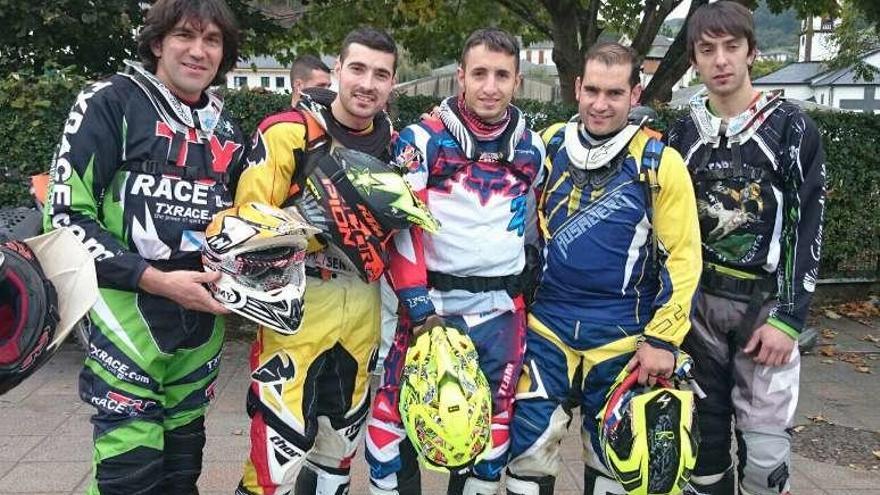 Segundo por la derecha en la imagen en grupo con compañeros del equipo Enduro Estradense. // Bernabé/Cris M.V.