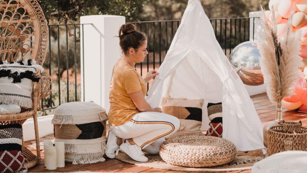 Jéssica Gómez Marí, directora y coordinadora de eventos de Sueños de Ibiza, durante la decoración de un espacio. | DANI ARJONES