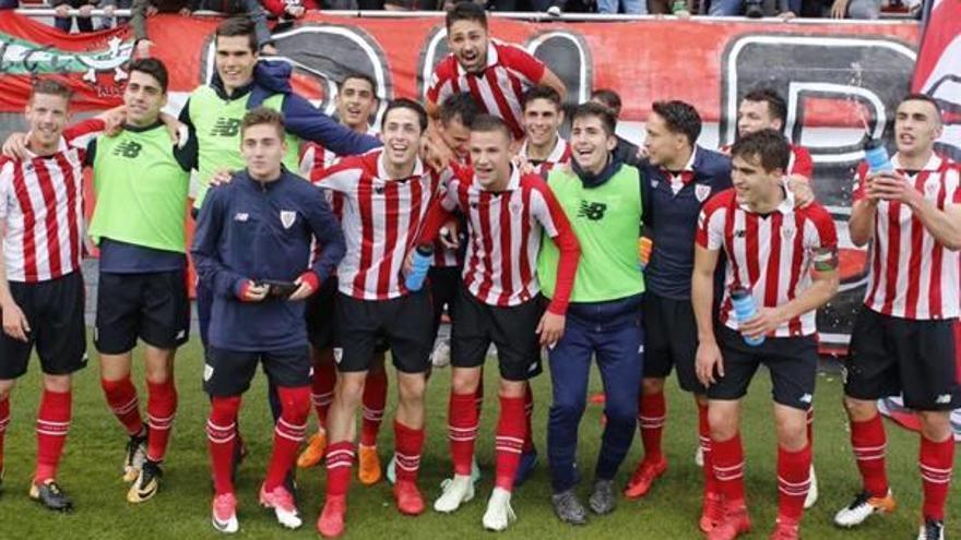 Los jugadores del filial rojiblanco celebran una victoria esta temporada.