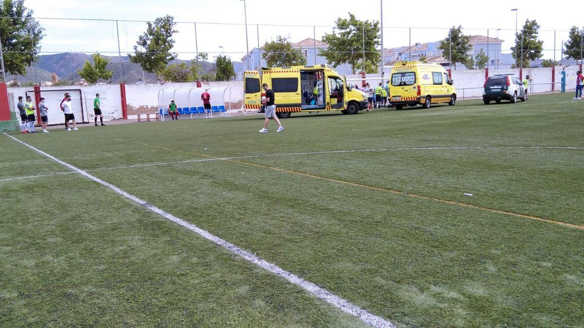 Las ambulancias se desplazan hacia el campo de fútbol.