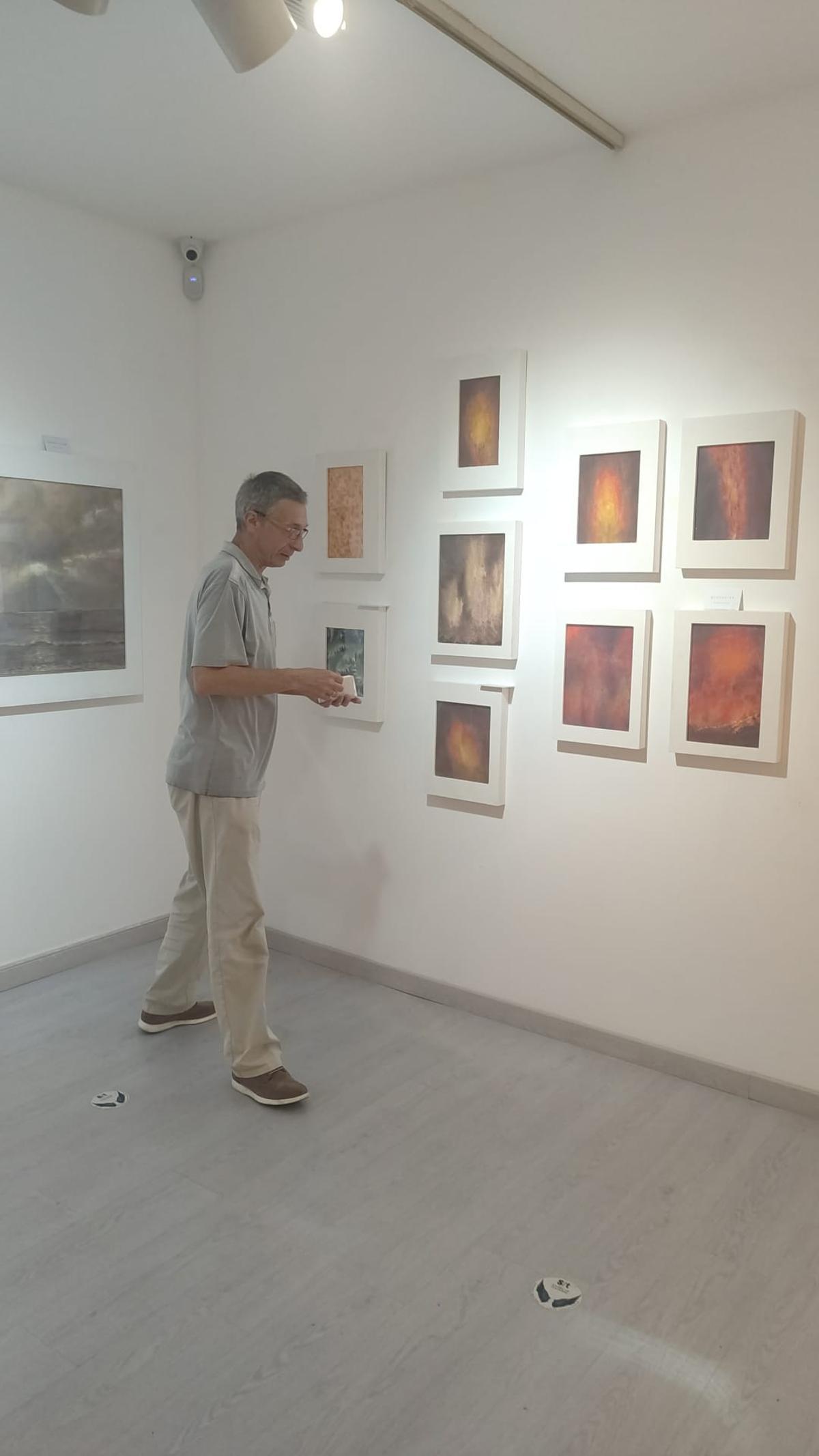 El pintor Antonio Basalto junto a algunos de los cuadros de su exposición 'Impresiones'.