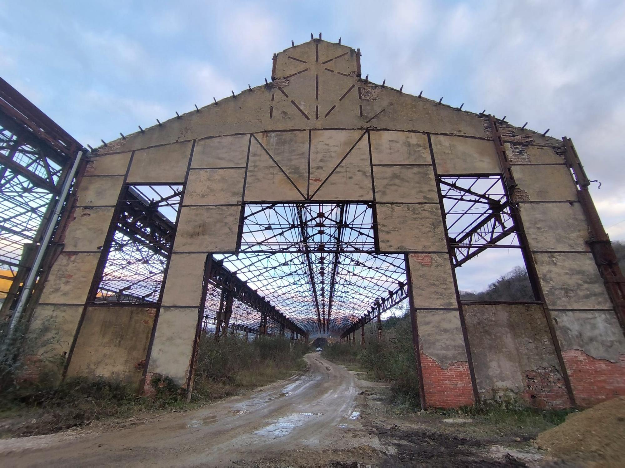 Obras de acceso al futuro ferial de talleres del Conde, en Langreo