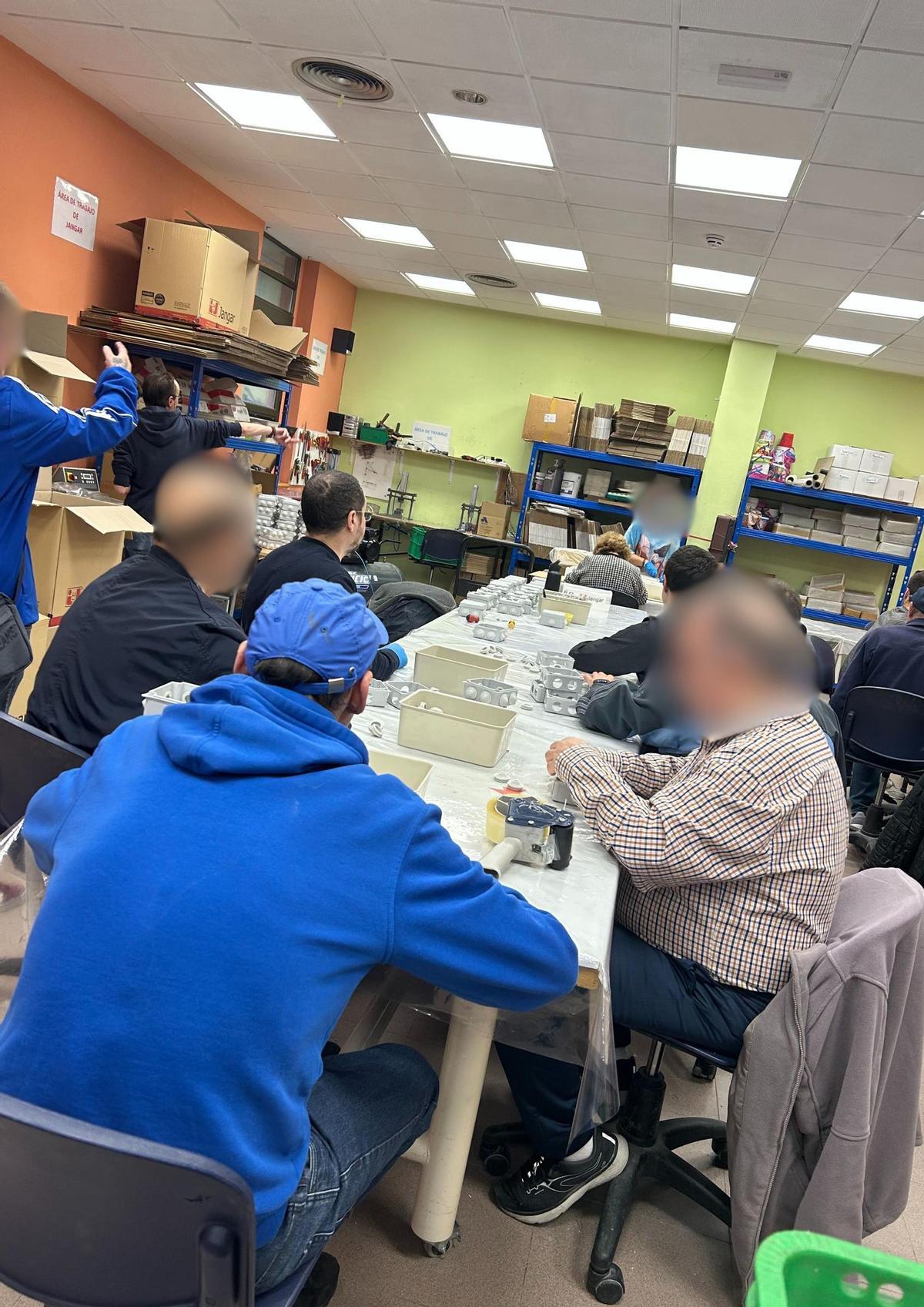Unos 70 usuarios pasan semanalmente por el taller ocupacional de la asociación.