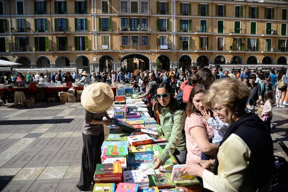 Palma se viste de libros por Sant Jordi