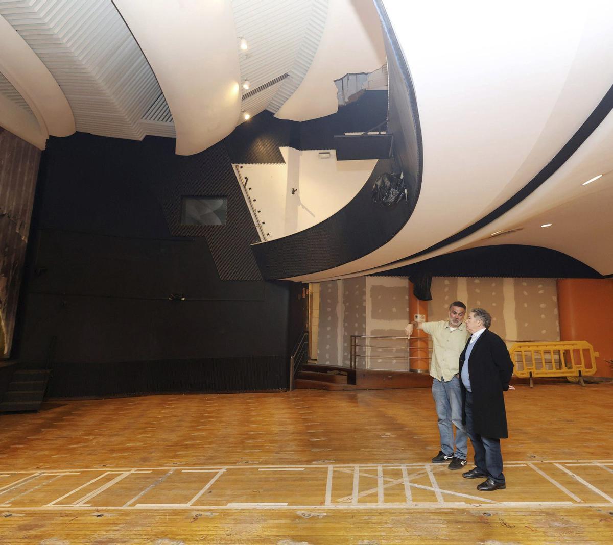 Visita del alcalde y el concelleiro de Cultura al interior del Teatro Principal en la actualidad, sin las butacas.
