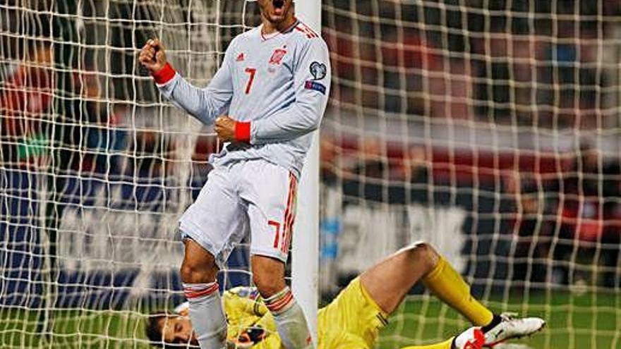 Álvaro Morata celebra ayer uno de sus goles frente al portero de Malta, Henry Bonello.