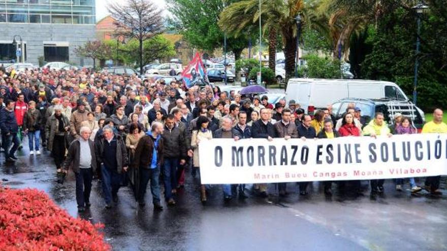 Las calles de Cangas se llenaron de afectados, vecinos solidarios con el problema y políticos de todos los grupos, en una tarde de intensas lluvias.  // Gonzalo Núñez