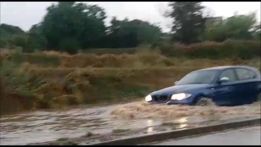 El carrer de Viladordis de Manresa, negat pel xàfec d'aquest dimecres