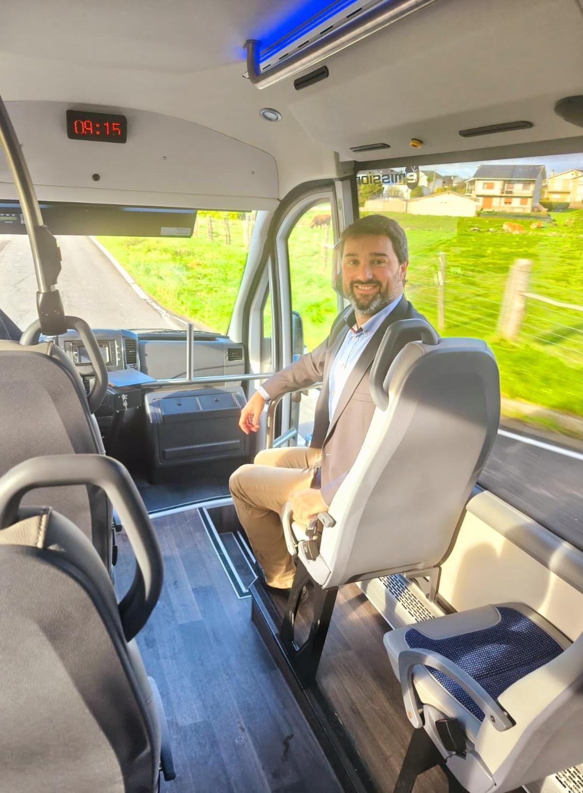 El regidor en el interior del vehículo, propiedad del Ayuntamiento.