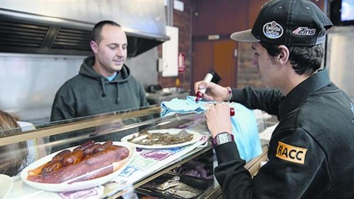 Los tres pinos «Venimos siempre a comer bravas»RAÚL MASSÓ ES UN GRAN AFICIONADO A LAS MOTOS. EL BAR QUE REGENTA CON SU FAMILIA -FORMENTERA, 2- ES UNA MECA CUANDO ÀLEX RINS CORRE.