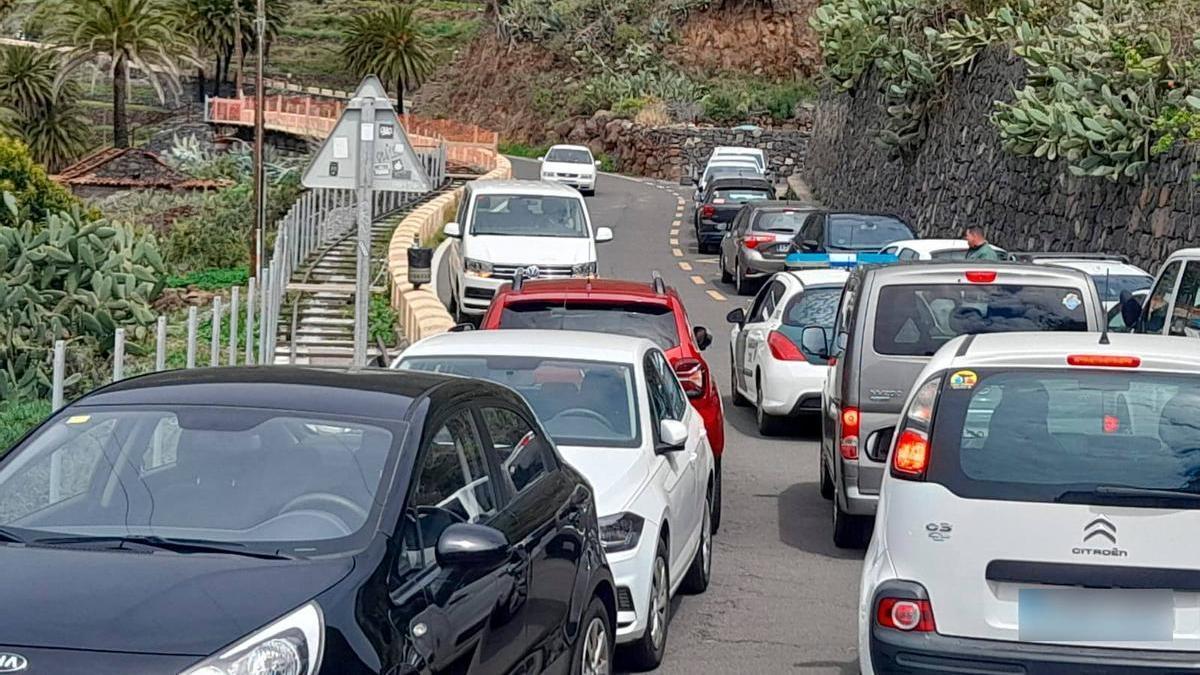 Numerosos vehículos en una vía de Masca, en Buenavista del Norte