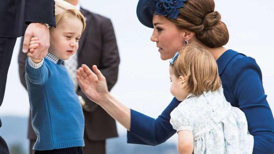 Catalina de Inglaterra junto a sus hijos Jorge y Carlota, ayer.