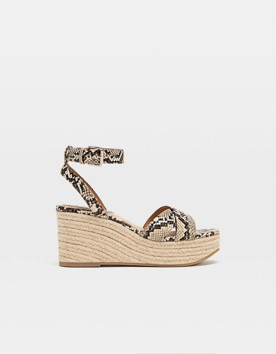 Cuñas piel de serpiente de Stradivarius (precio: 19,99 euros)