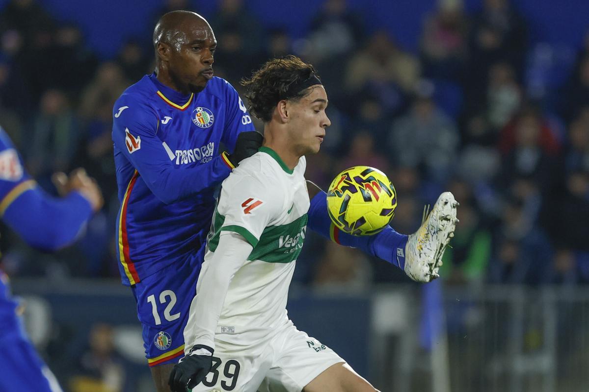 Héctor Fort pelea por el balón con Allan-Roméo Nyom en el Getafe-Elche de LaLiga 2025/26