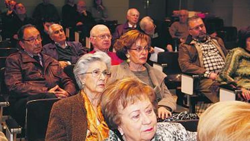 Arriba, por la izquierda, Luis Tejuca, José Luis Poyal y Rafael González Crespo; sobre estas líneas, público asistente a la presentación del libro.