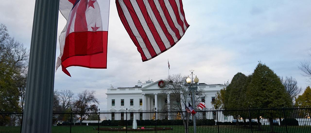 Las banderas de EEUU y Francia en Washington, ates de la visita de Emmanuel Macron.