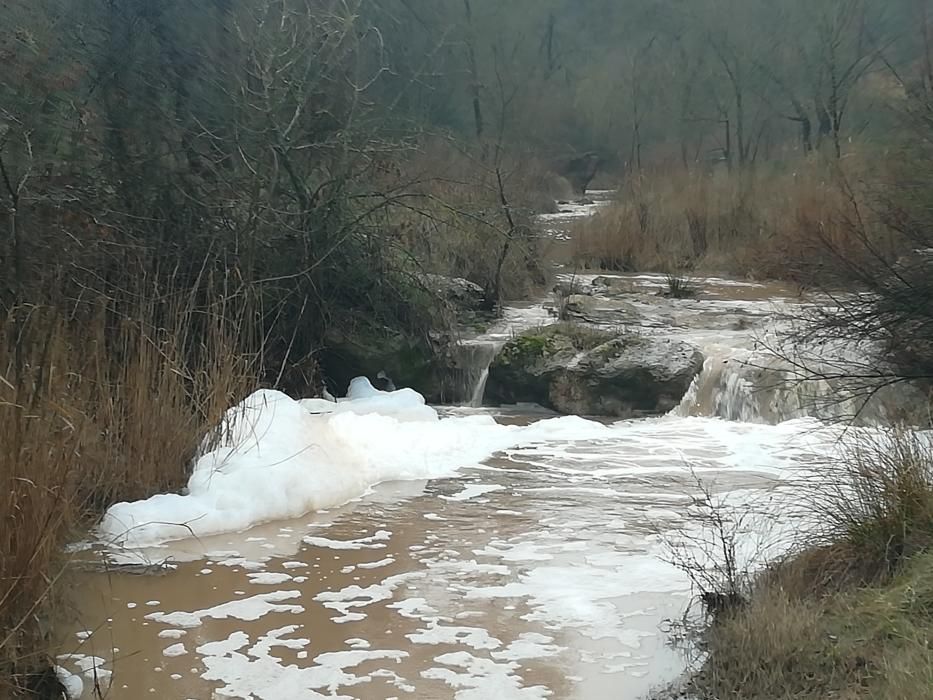 El Gorg Blau apareix ple d'escuma blanca