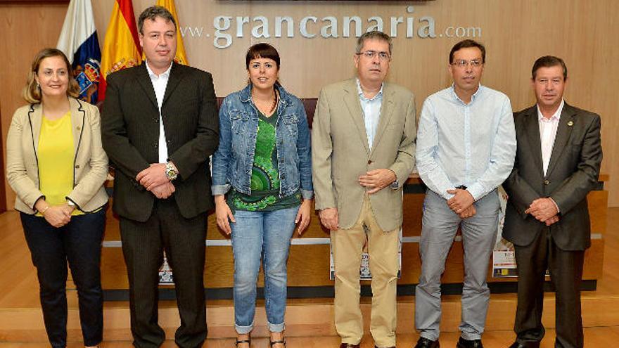 Los representante de los cinco municipios con la consejera de Comercio, Minerva Alonso, en el centro, ayer.