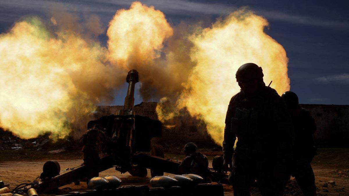 Miembros de los cuerpos de voluntarios ucranianos abren fuego con un Howitzer