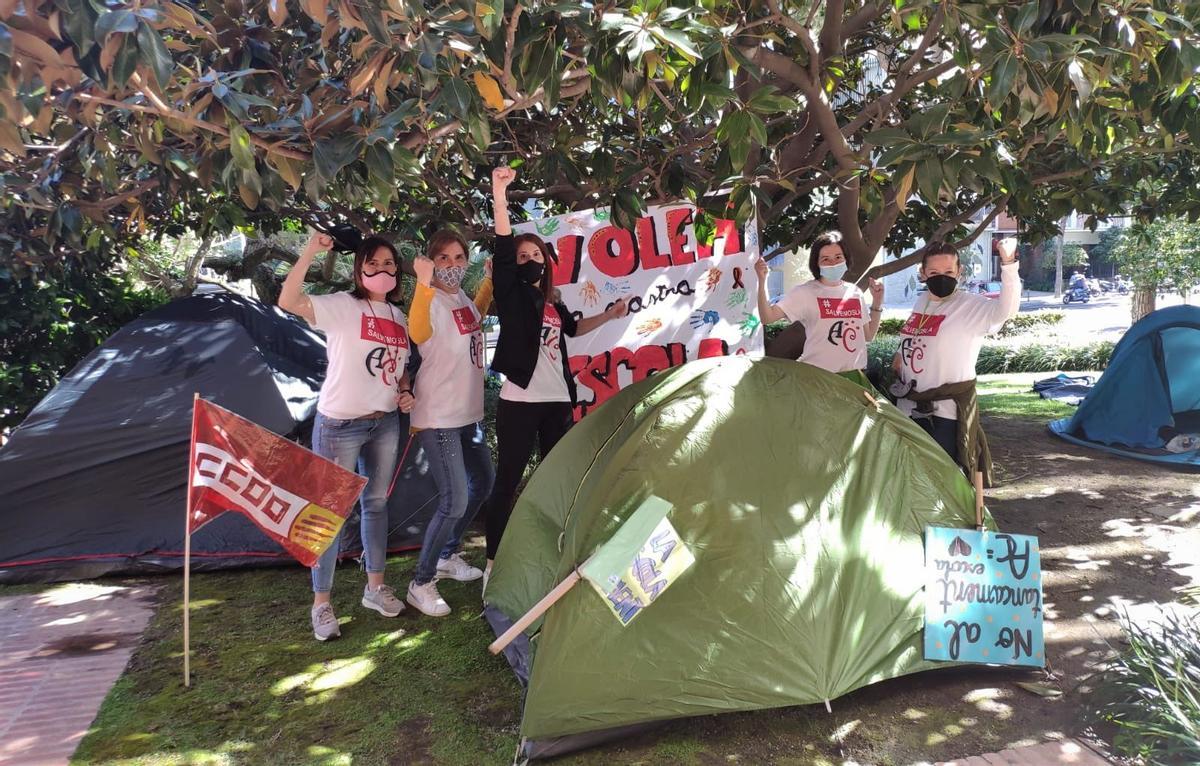 Tercer dia d’acampada de famílies i treballadors davant Educació contra el tancament de l’Acadèmia Cultura