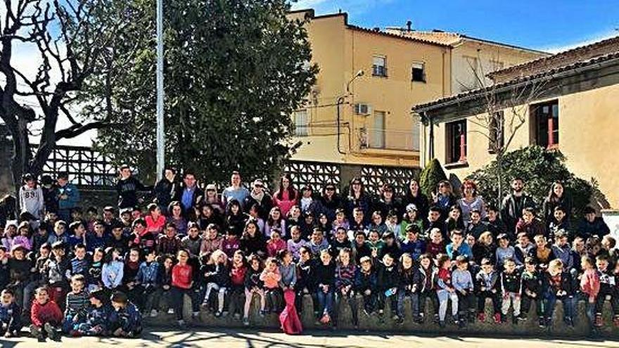 Els alumnes de l&#039;escola Sant Marc de Cal Bassacs amb l&#039;equip de docents en una fotografia de grup