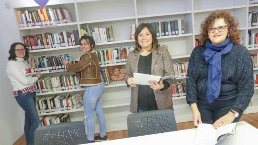 Silvia Aparicio, Remedios Sigüenza, Mar Ezcurra y Mari Carmen Sánchez en el «Punto violeta» de la biblioteca María Moliner.