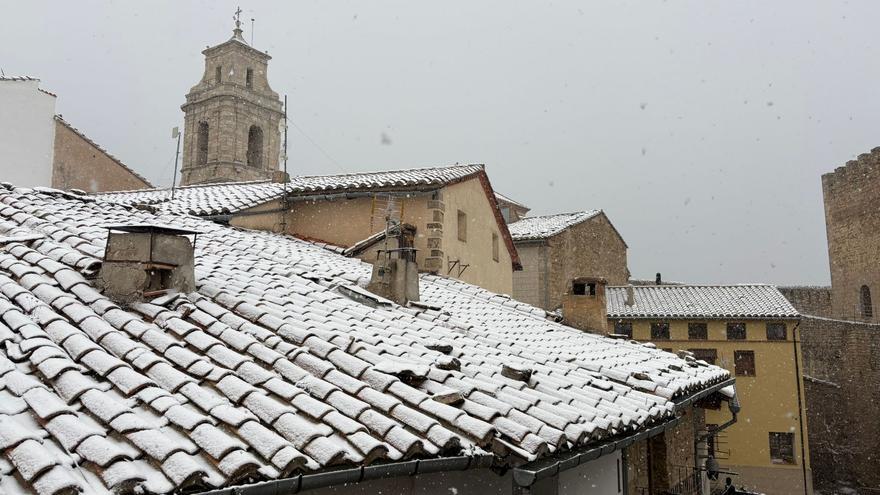 Blanca Navidad en Castellón: Morella amanece cubierta de nieve