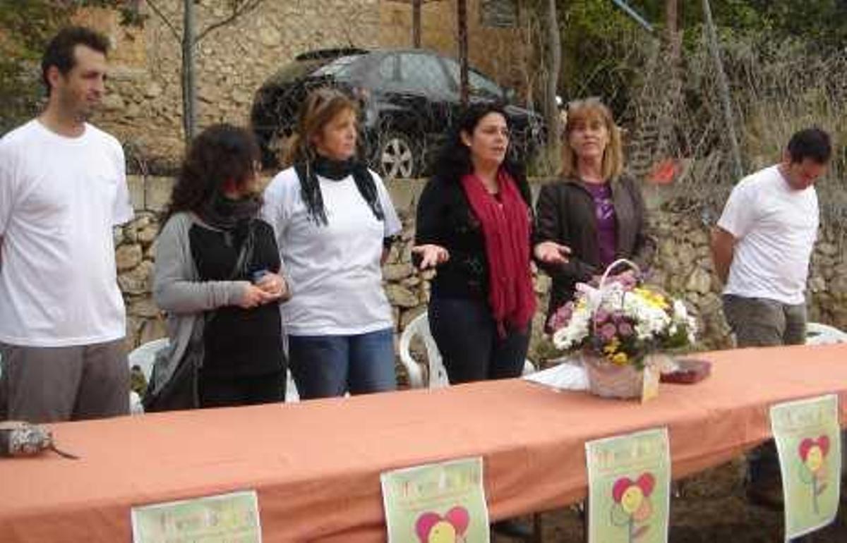 La alcaldesa, en el centro, se dirige a los participantes.