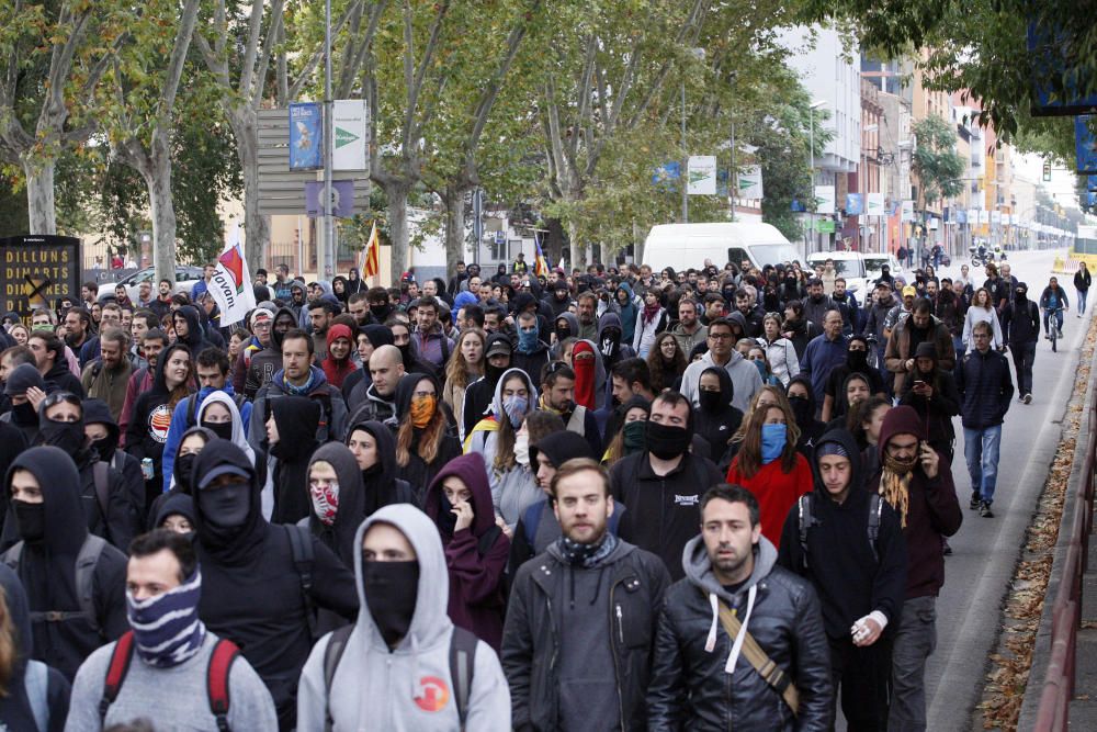 Protesta dels CDR a Girona en el marc de la vaga general