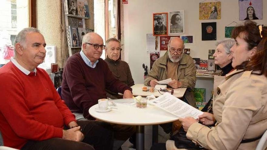 Los portavoces de Modepen, ayer, en la Librería Berbiriana.