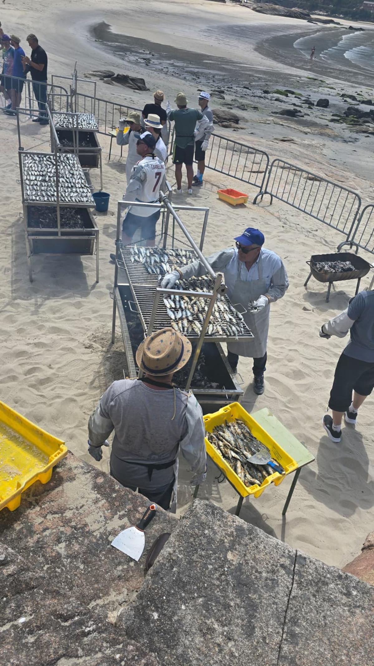 Na Festa da Praia do Ézaro degustáronse este domingo cinco mil sardiñas.