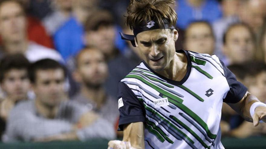 Ferrer golpea la pelota durante su partido con Verdasco.