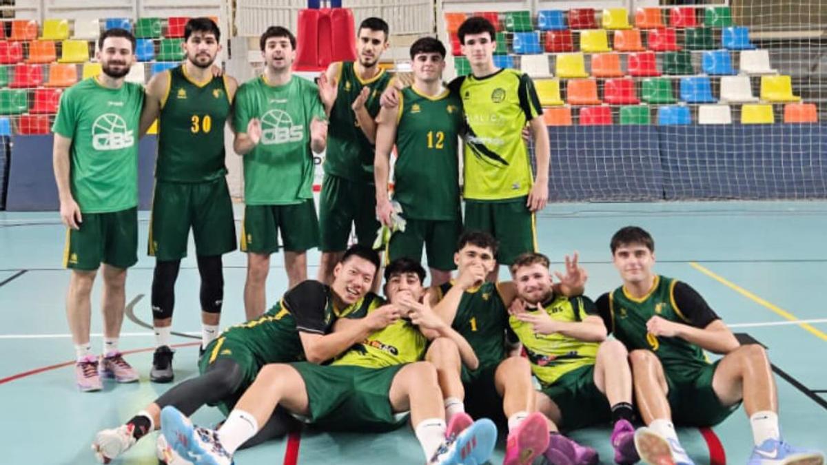 Los jugadores del Sueca celebran la victoria en el último partido.