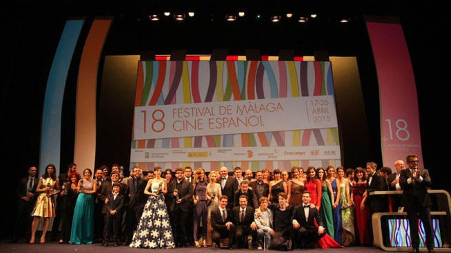 Foto de familia con todos los premiados del Festival de Málaga.