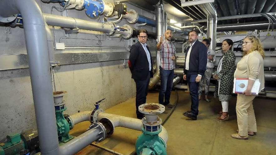 Adrián Barbón visita las instalaciones de la geotermia en el campus de Mieres acompañado por Felipe Coto, Luis Manuel Lara, María Castaño, Asun Cámara y Gloria Muñoz.