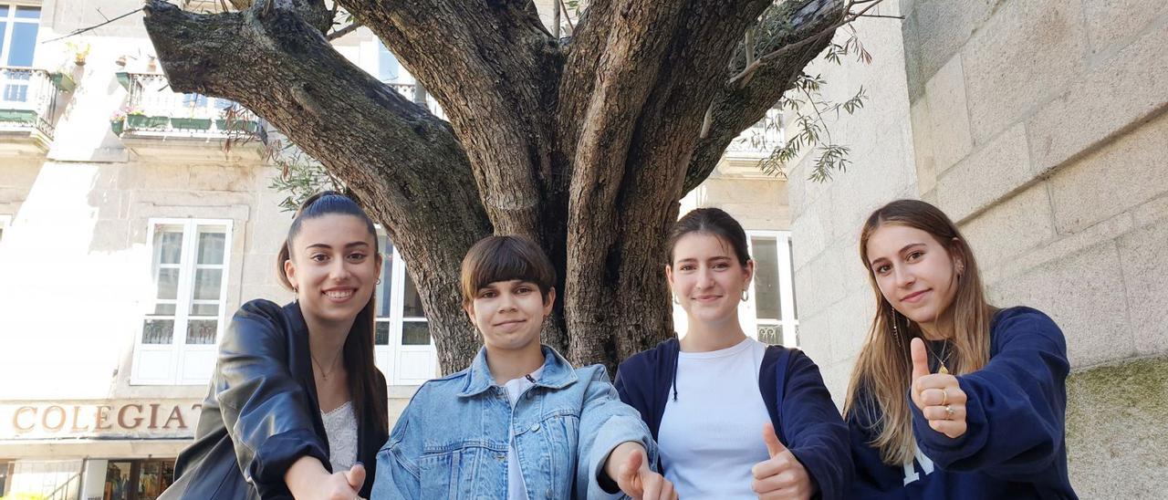 Por la izquierda, Sara Vega, Andrea Sampedro, Helena Labandeira y Beatriz Vasallo, en la Plaza de la Colegiata, ayer.   | // MARTA G. BREA