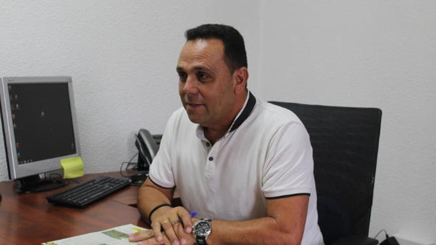 El concejal Julián Rodríguez, en su despacho del Ayuntamiento de Tegueste.