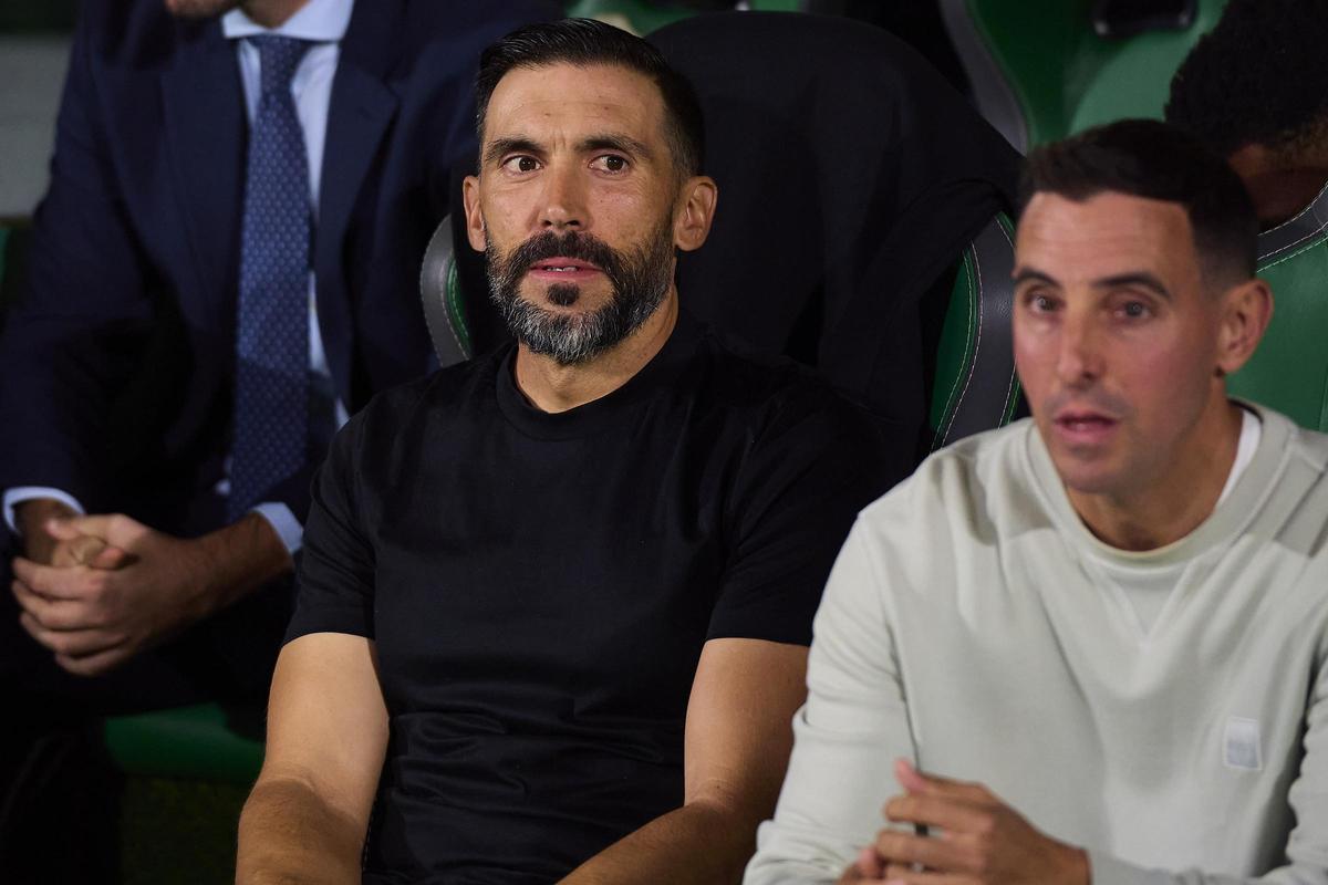 Eder Sarabia, en el banquillo del Martínez Valero, antes del partido.