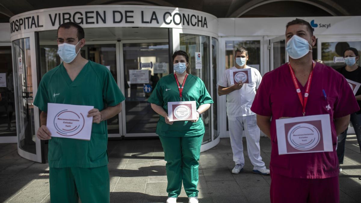 Celadores durante una concentración ante el Virgen de la Concha