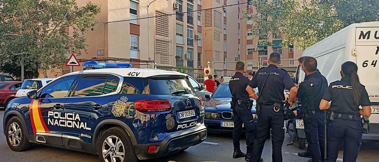 Varios agentes en la zona donde se produjo el incidente en Alicante