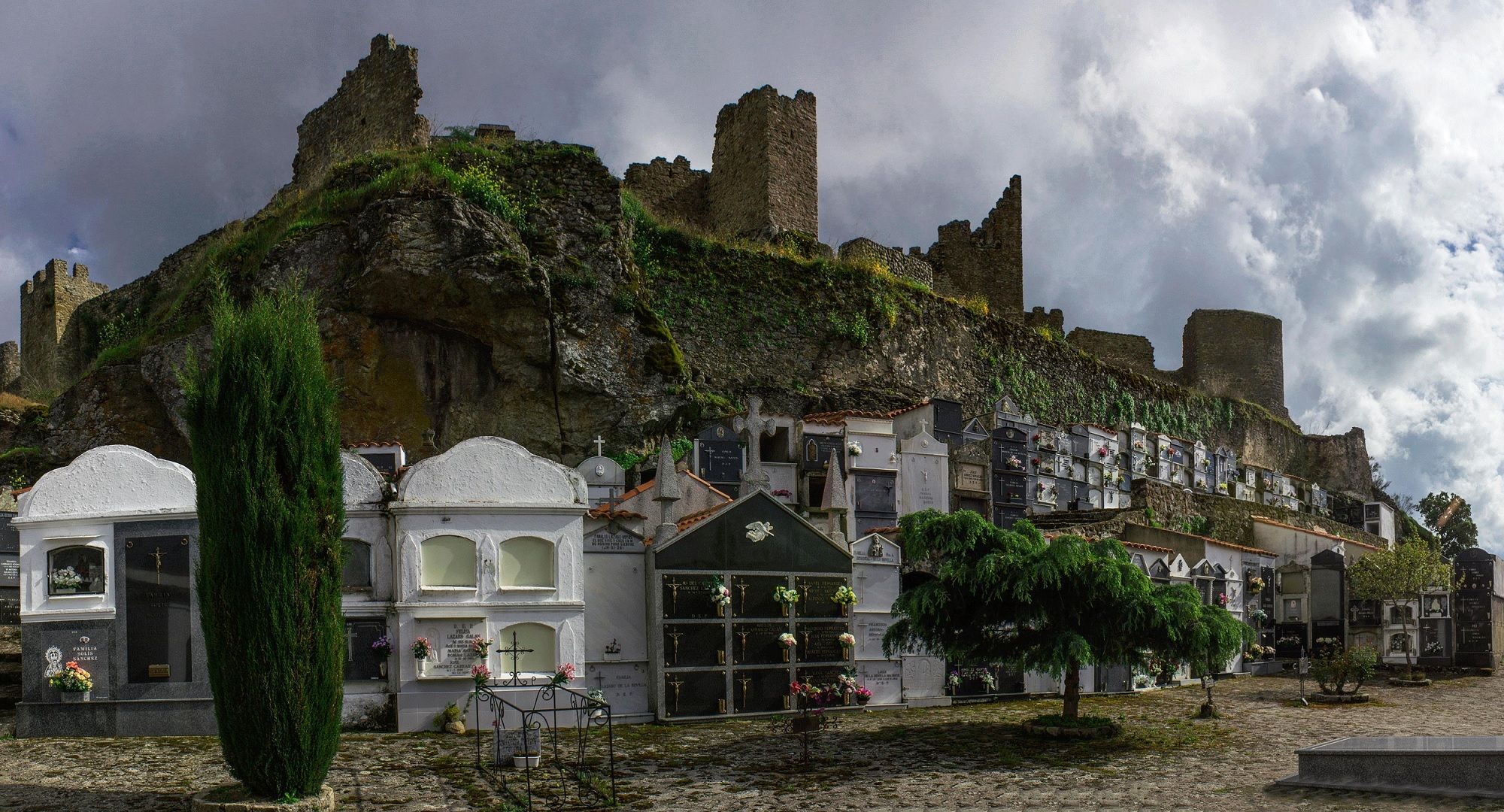 Estos son los cementerios más singulares de Extremadura