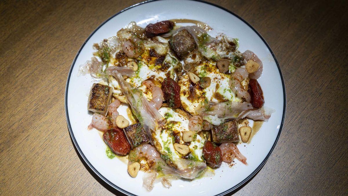 El plato con huevo, gambitas y panceta de Casa Fiero.