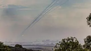 Hizbulá lanza 200 cohetes y 20 drones a Israel y el Ejército israelí responde con ataques aéreos sobre el Líbano