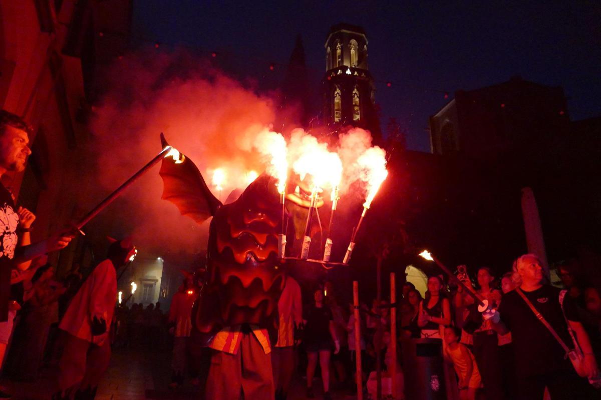 EN IMATGES | L'Encesa del Drac atrau desenes de persones per celebrar la revetlla de Sant Pere a Figueres