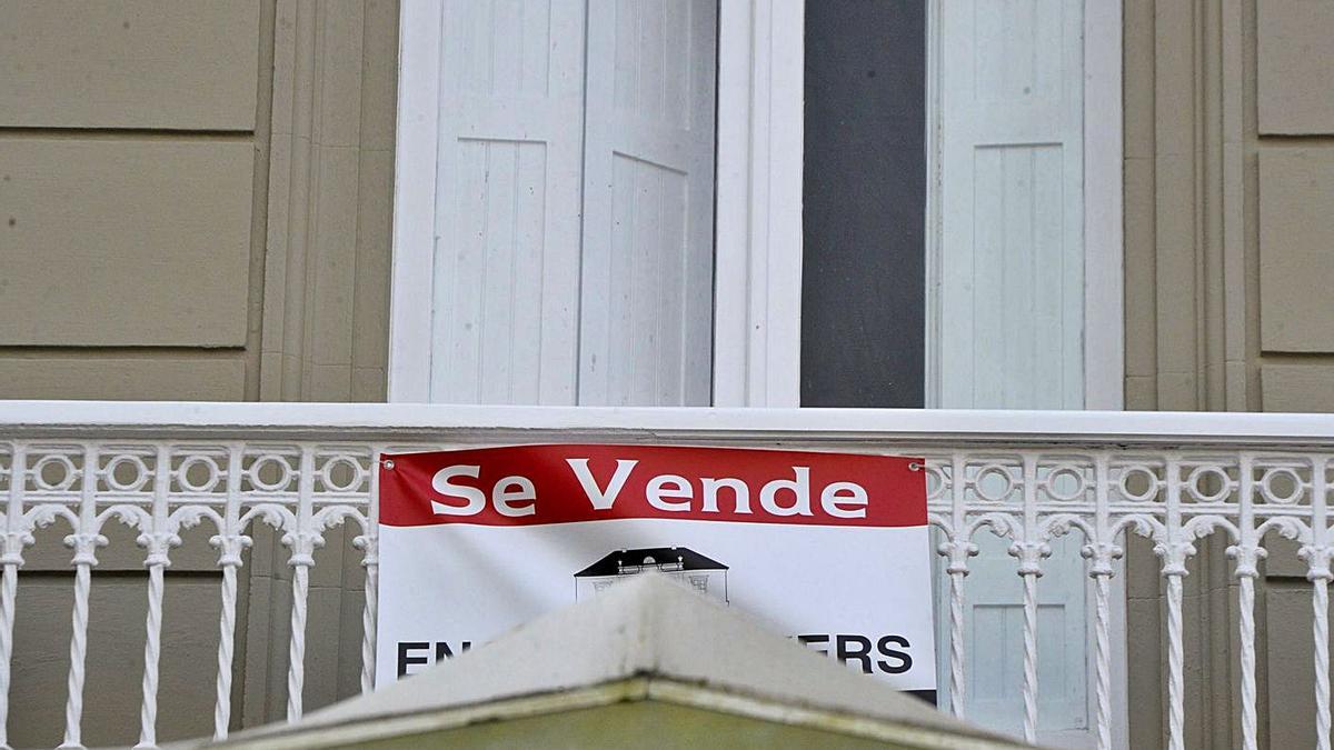 Cartel de ‘Se vende’ en el balcón de una vivienda. |   // VÍCTOR ECHAVE