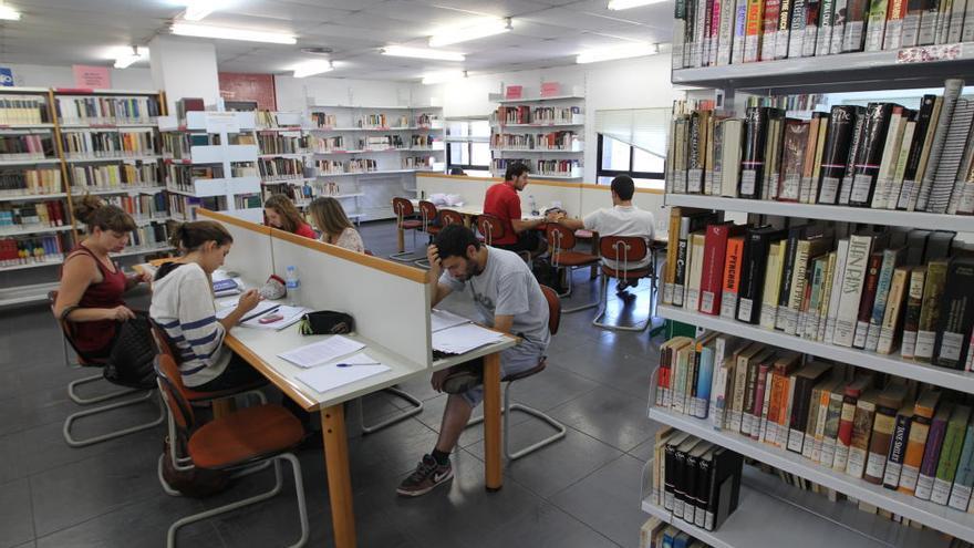 Estudiantes de la UMU estudiando en la biblioteca.